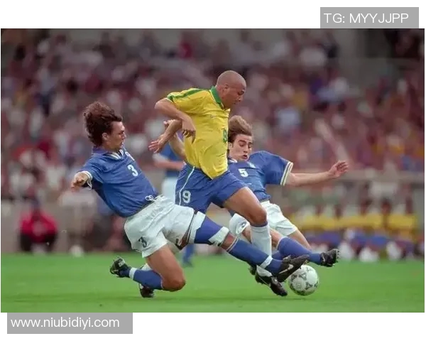 孤独的足球巨星：聚光灯下的孤立与心灵的坚守